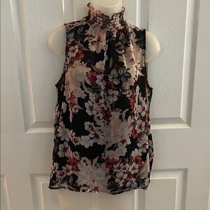 Elegant Sleeveless Vince Camuto Smocked Neck Floral Blouse - Black/Pink